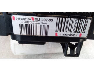 Блок предохранителей S118983002J   Renault Clio II    