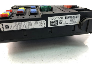 Блок предохранителей  8676391   Volvo V70    