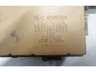 Блок предохранителей 8264113040, 2323000231   Toyota Corolla Verso E121    