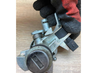 Zámek zadních dveří 8E0827573 Audi A6 S6 C6 4F 2004