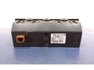 Радио/ проигрыватель CD/DVD / навигация