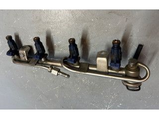 Топливная рампа 06B133681   Audi A6 S6 C5 4B  