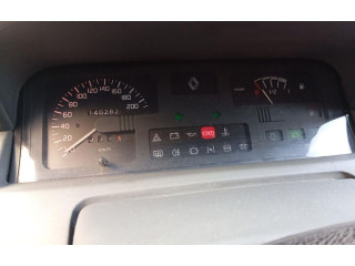 Панель приборов    Renault Clio I       