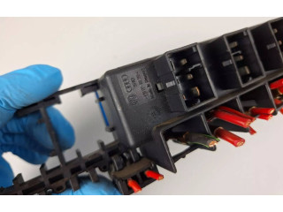 Блок предохранителей  8L0941822A   Audi A6 S6 C5 4B    