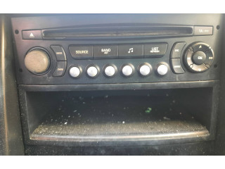 Радио/ проигрыватель CD/DVD / навигация