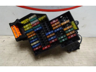 Pojistková skříňka Volkswagen Touareg II 2005