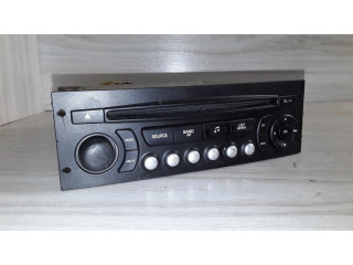 Радио/ проигрыватель CD/DVD / навигация