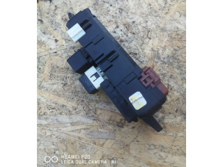 Блок предохранителей MB953355 Mitsubishi Carisma