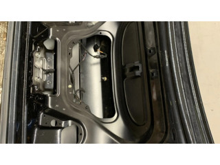 Задняя крышка (багажника)