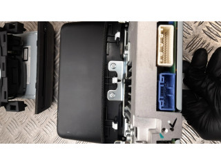 Радио/ проигрыватель CD/DVD / навигация