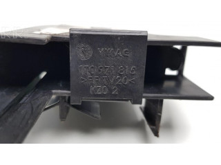 Другая деталь отсека двигателя