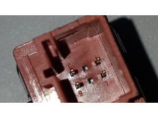 Включатель открытия топливного бака