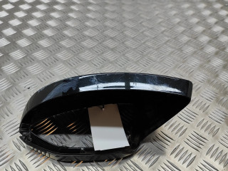 Другая деталь отделки пере́дней дверей