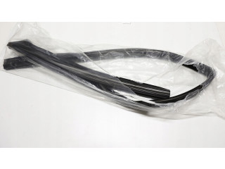 Уплотнительная резина (у стекла) LR131169, 3654589 Land Rover Defender