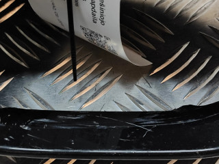 Другая деталь отделки пере́дней дверей