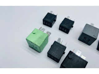   Pojistková skříňka 0281003032, 20141205   Volkswagen Tiguan 2008