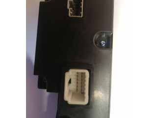 Радио/ проигрыватель CD/DVD / навигация