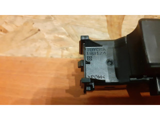 Кнопка крюка в багажнике