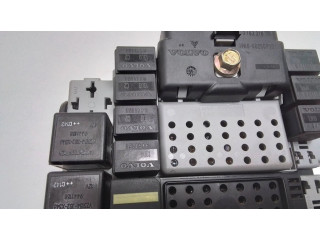 Блок предохранителей  8676284   Volvo S60    