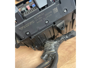 Блок предохранителей  32268452, 69789008   Volvo XC90    