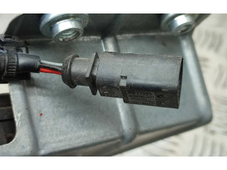 Zámek zadních dveří 2K0827201Q   Volkswagen Caddy 2008