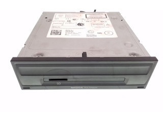 Радио/ проигрыватель CD/DVD / навигация