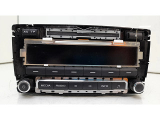 Радио/ проигрыватель CD/DVD / навигация