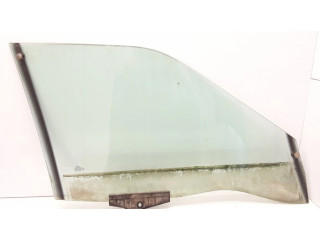 Основное стекло передних дверей (четырехдверного автомобиля)