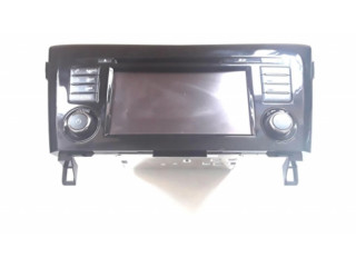 Радио/ проигрыватель CD/DVD / навигация