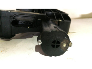 Притягиватель задней крышки