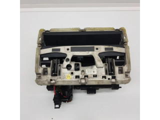 Радио/ проигрыватель CD/DVD / навигация