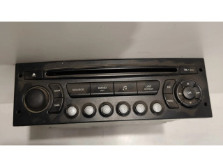 Радио/ проигрыватель CD/DVD / навигация