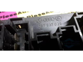Блок предохранителей 357937039, 357937039. Volkswagen Golf III