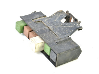 Блок предохранителей 90504296   Chevrolet Vectra    