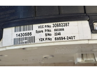 Панель приборов 30682287, 8602886   Volvo V70       