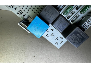   Pojistková skříňka 90240092, 90240665   Opel Astra F 1994