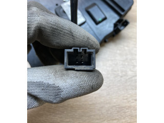 Zámek zadních dveří 2K0827426C Volkswagen Caddy 2004