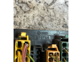 Блок предохранителей  357937039   Volkswagen Transporter - Caravelle T4    