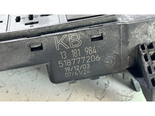 Блок предохранителей 13181984, 518777206 Opel Vectra C