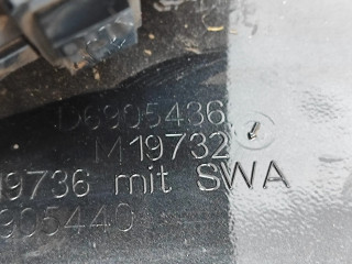 Другая деталь отделки пере́дней дверей