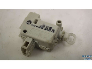 Замок багажника 1M0959781    Audi A6 S6 C5 4B 1997 - 2005 года