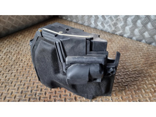 Другая деталь отсека двигателя