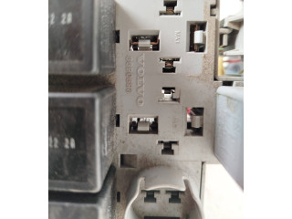 Блок предохранителей 8690698   Volvo S60    