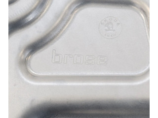 Зеркало электрическое Skoda Yeti (5L) 2009 - 2017 года