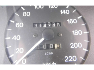 Панель приборов    Mazda 323 F       