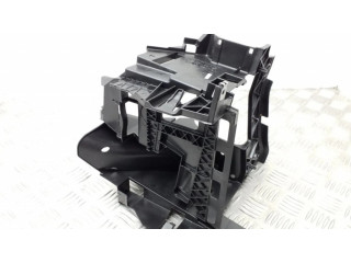 Другая деталь отсека двигателя