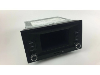 Радио/ проигрыватель CD/DVD / навигация