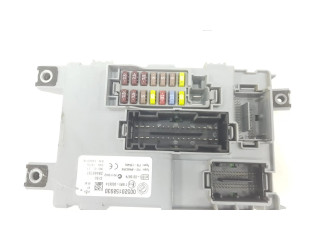 Блок предохранителей 520158930 Opel Corsa E