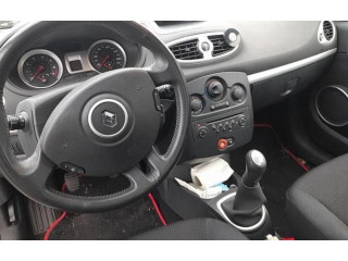 Блок предохранителей     Renault Clio III    