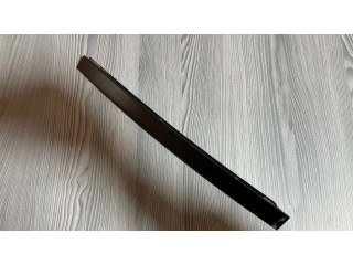 Другая деталь отделки пере́дней дверей